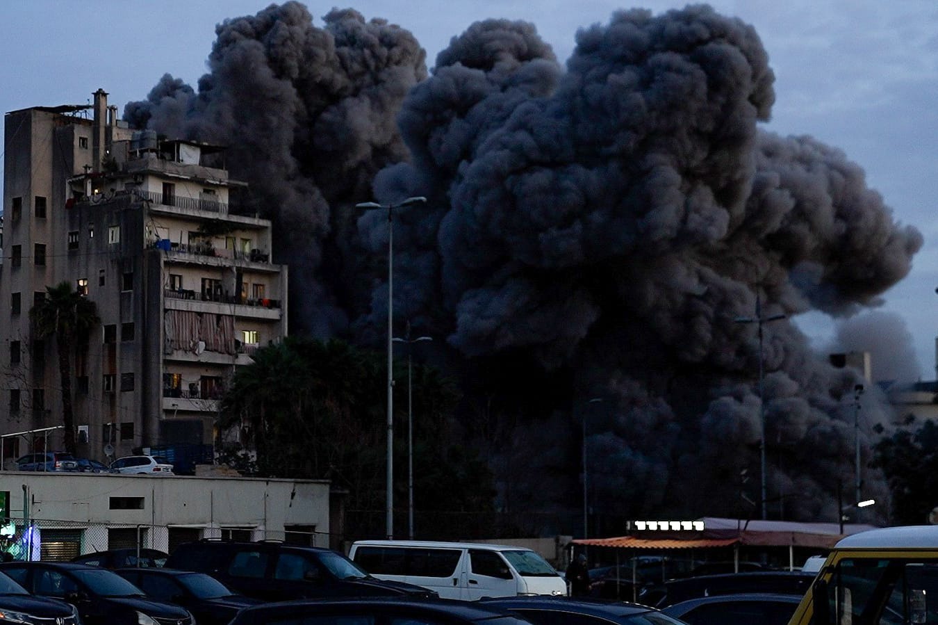 Les premiers bombardements ont visé les quartiers centraux de Basta et de Zokak el-Blat, quartier déjà touché moins d'une semaine auparavant. Le quartier de Basta avait notamment été attaqué lors de la précédente guerre de 2024. Photo Mohammad Yassine / L'Orient-Le Jour