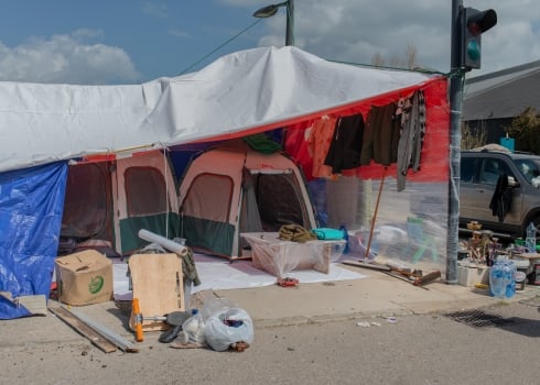 « Nous n’avons pas dormi » : sur le front de mer de Beyrouth, des déplacés sous la pluie
