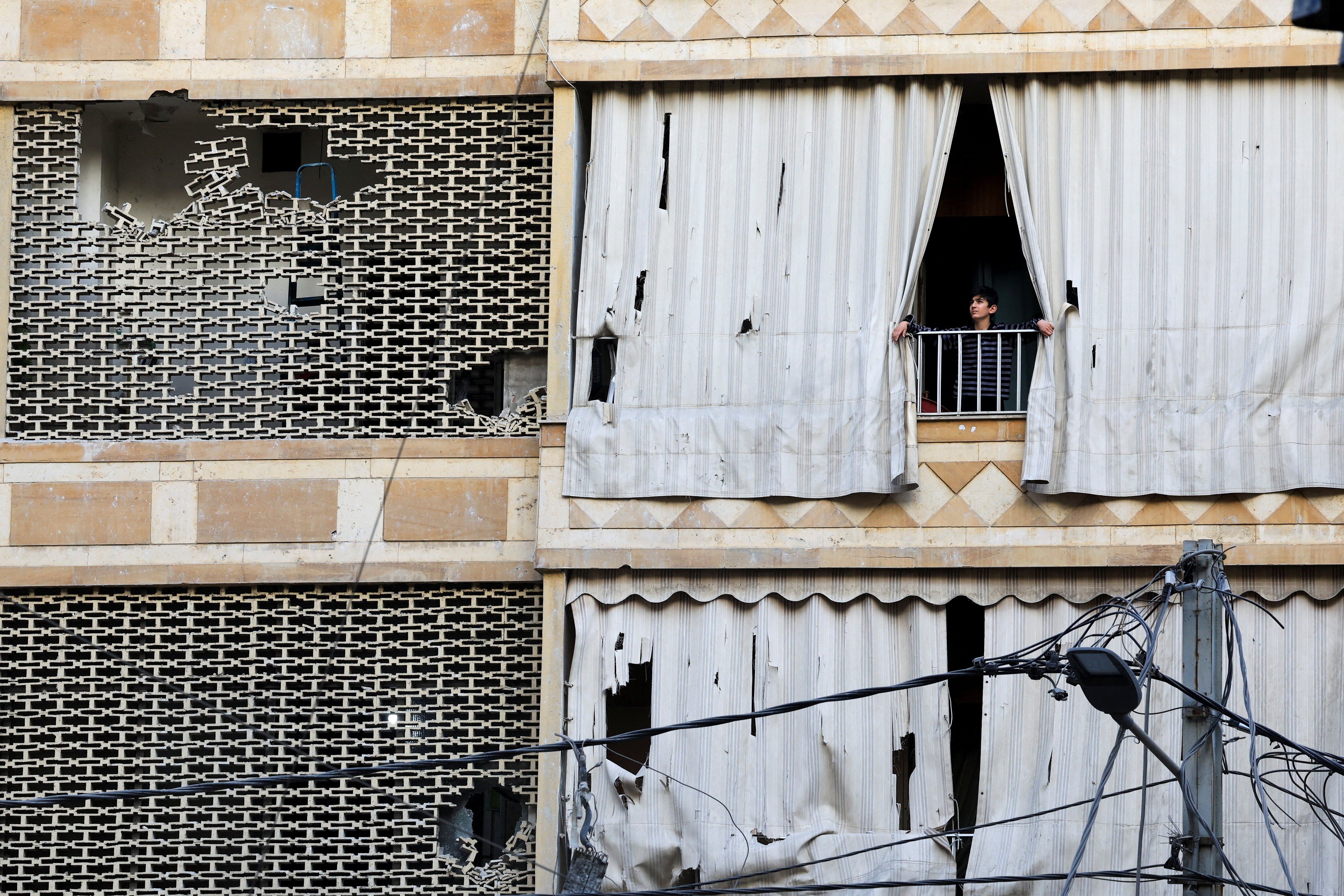 Suite aux attaques, un habitant de Bachoura affirmait au micro de L'Orient-Le Jour qu'il « n’y a rien dans ce bâtiment, que des civils. Les gens ne comprennent pas ces frappes. » Photo Mohamad Azakir / Reuters