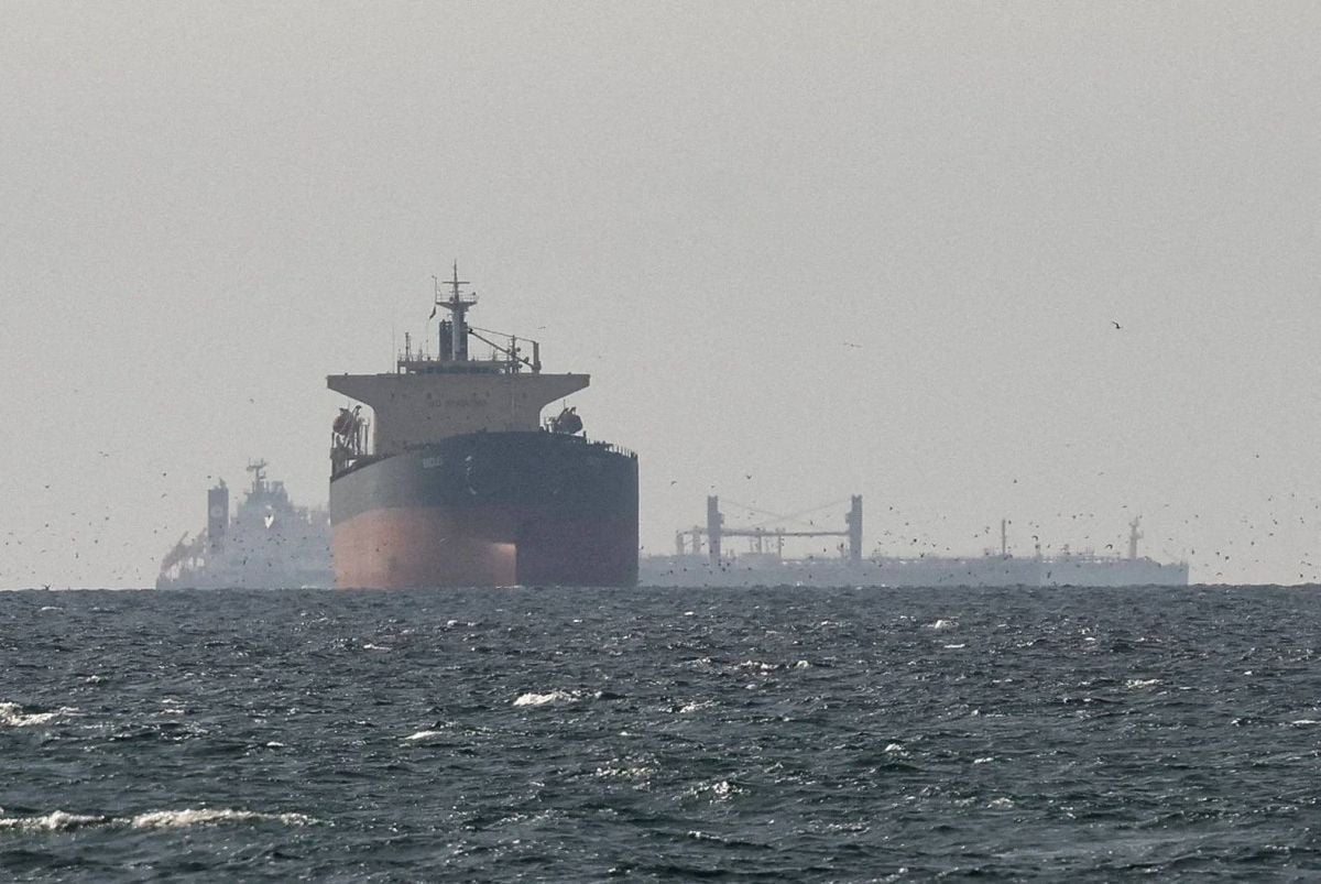 Non-Iran tanker transits strait with tracker