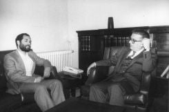 Le chargé d'affaires iranien Mohammad Nourani (à gauche), reçu par le secrétaire général du palais Bustros, Fouad Turk, le 25 novembre 1983. M. Nourani est officiellement informé ce jour-là de son expulsion par les autorités libanaises. Photo d'archives Hampar Narguizian/L'Orient-Le Jour