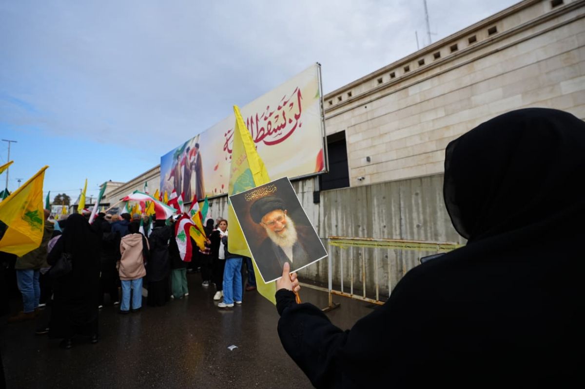 « Le peuple libanais veut que Chibani reste » : rassemblement devant l’ambassade d’Iran après le retrait de l’accréditation de l’ambassadeur
