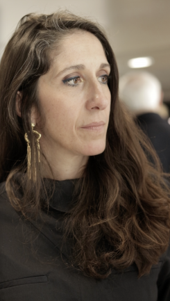 La commissaire exécutive de l’IMA et responsable des collections, Élodie Bouffard, lors de l’exposition « Byblos, cité millénaire du Liban » à Paris. Photo Julie Kebbi
