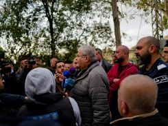 Le président du conseil municipal de Hazmieh, Jean Asmar, s'exprime à la suite de la frappe israélienne sur un immeuble du quartier, le lundi 23 mars 2026. Photo Matthieu Karam/L'Orient-Le Jour