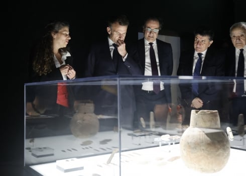 Macron à l’IMA : Face à la brutalité des empires, le Liban résiste