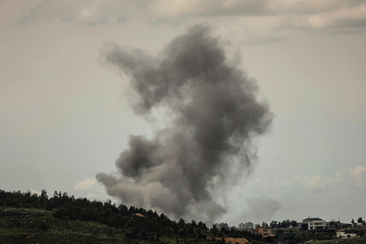 Des véhicules et chars de l'armée israélienne avancent vers Debel, village chrétien de Bint Jbeil