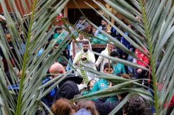 Un prêtre maronite libanais dirige les fidèles assistant à la messe du dimanche des Rameaux à l’église Saint-Maron, dans la banlieue de Chiyah, dansla banlieue sud de Beyrouth, le 29 mars 2026. Photo AFP