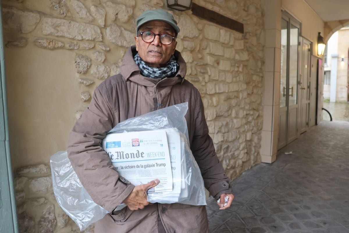  « Enfin, ça y est, je suis chevalier ! » dans les pas de Ali Akbar, dernier vendeur de journaux à la criée de Paris
