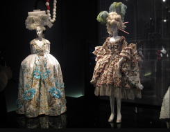 Créations de John Galliano pour Dior exposées à Moscou. Photo Creative Commons