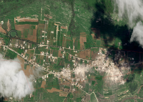 Les habitants de Deir Seriane regardent, sur écran, leur village rasé par Israël