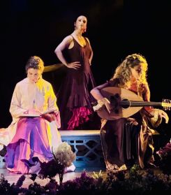Cynthya Karam, Lucía Campillo et une oudiste de l'orchestre de l’Université de Navarre. Photo fournie par Jihad Mikhael