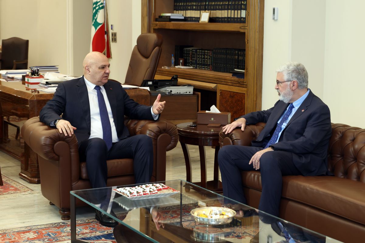 Iranian threats: Aoun assures AUB president that security plan includes 'educational institutions'
