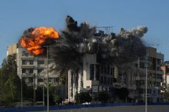 L'armée israélienne a frappé un bâtiment de la banlieue sud de Beyrouth, le long de l'autoroute menant à l'aéroport, le 31 mars 2026. Photo L'Orient-Le Jour/Mohammad Yassine.