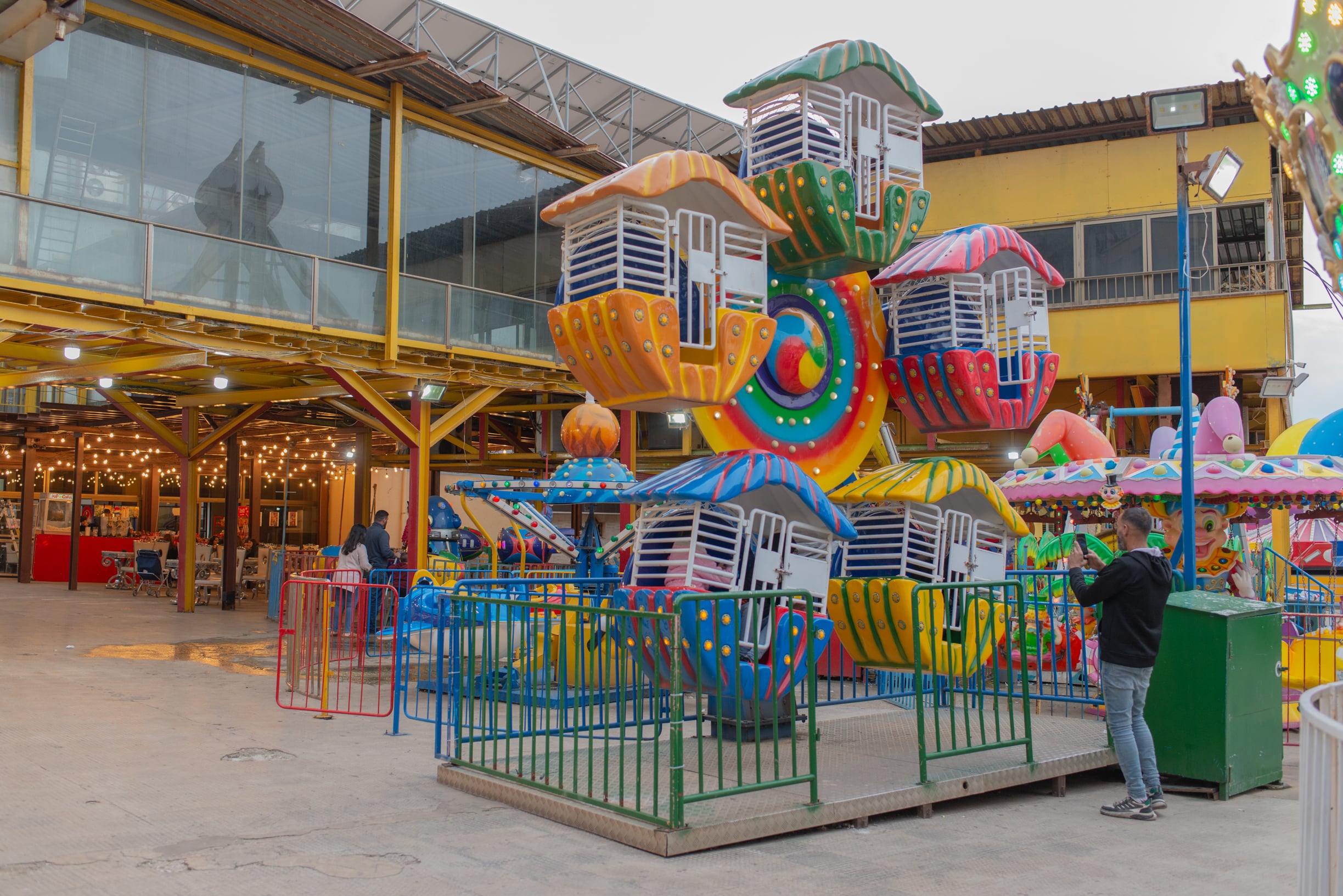 Families spend time at the Raouche amusement park, on March 28, 2026. (Credit: Ségolène Ragu/L’Orient Today)