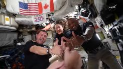 Cette capture d'écran tirée d'un direct de la NASA montre les membres de l'équipage d'Artemis II, Jeremy Hansen, Christina Koch, Reid Wiseman et Victor Glover, en train de s'entretenir avec le président américain Donald Trump lors d'un appel à bord du vaisseau spatial Orion, le 6 avril 2026. Photo NASA/AFP 