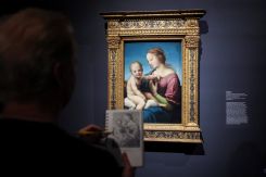 Vue de l’exposition « Raphaël : Sublime Poetry » au Met, qui réunit plus de 200 œuvres du maître de la Renaissance. Photo AFP