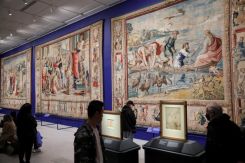 Pensées par Raphaël pour la chapelle Sixtine, ces tapisseries somptueuses, tissées à Bruxelles, aujourdhui exposées au Met de New York,  traduisent la puissance visuelle d’un art au service du pouvoir. Photo AFP