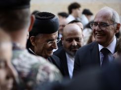 Le député Melhem Khalaf en compagnie du patriarche maronite, Béchara el-Raï, le 8 avril dans le village de Qlayaa au Liban-Sud. Photo Matthieu Karam/L'Orient-Le Jour