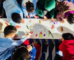 Abed al-Kadiri aide les enfants déplacés à oublier la guerre par le dessin. Avec l'aimable autorisation de l'artiste.