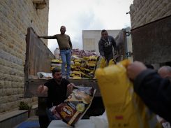 Des volontaires déchargent une aide humanitaire offerte par L'Oeuvre d'Orient et Caritas aux habitants du village de Qlayaa au Liban-Sud, le 8 avril 2026. Photo Matthieu Karam/L'Orient-Le Jour