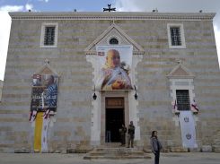 Un portrait du père Pierre Raï, tué par l'armée israélienne, accroché sur la façade de l'église Saint-Georges de Qlayaa au Liban-Sud, le 8 avril 2026. Photo Matthieu Karam/L'Orient-Le Jour