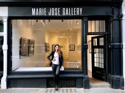 Marie José Honein devant sa galerie à Londres. Avec l'aimable autorisation de la galeriste