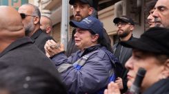 Une policière pleure la mort de Pierre Moawad et de son épouse, tués par Israël le 5 avril 2026, lors du passage de leurs cercueils à Bourj Hammoud, le 7 avril 2026. Photo Téa Ziadé / L'Orient-Le Jour