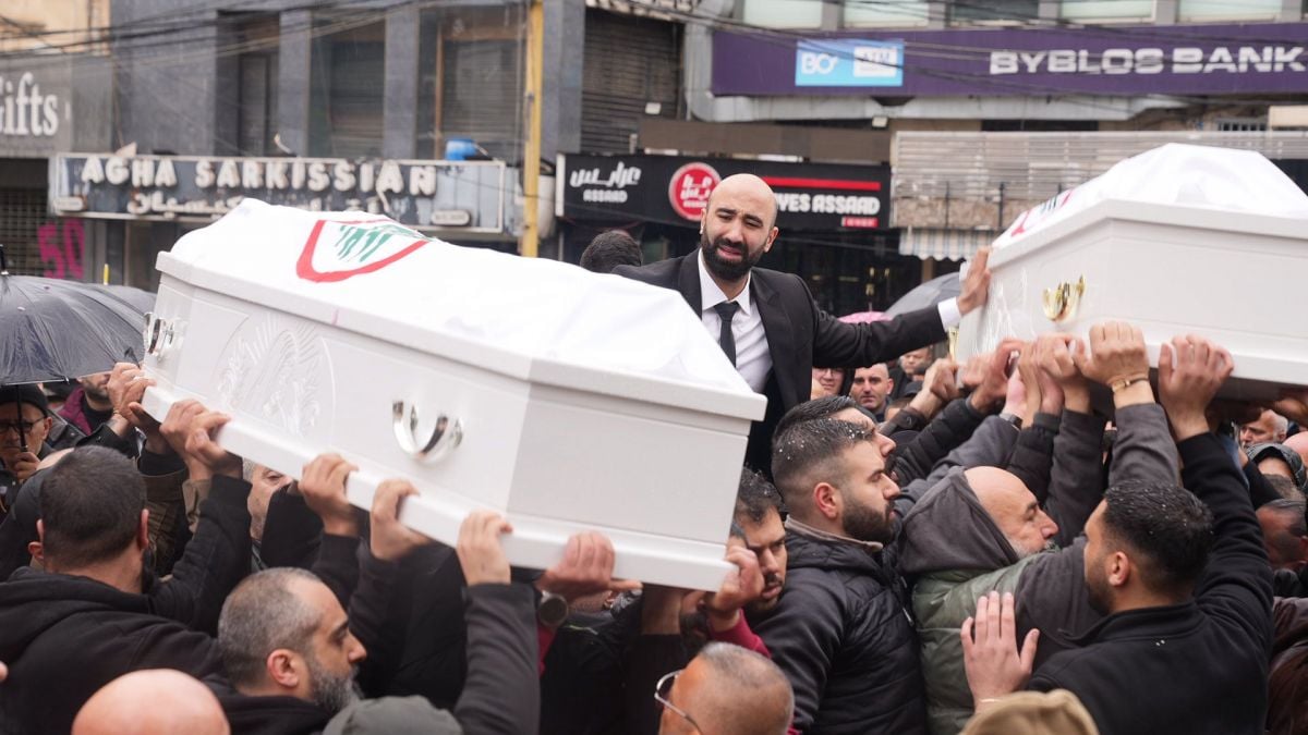 Les cercueils de Pierre et Flavia Moawad, tués dans une frappe israélienne à Aïn Saadé, accueillis par des centaines de personnes avant les funérailles