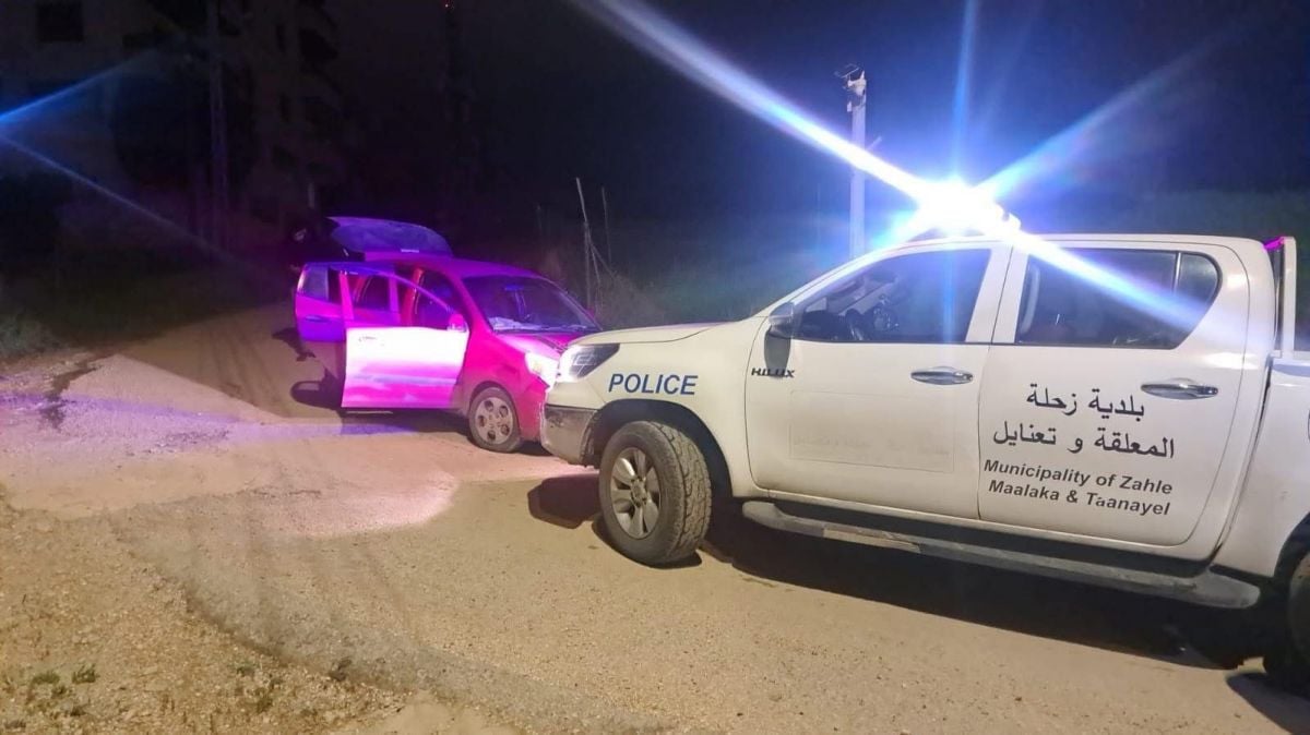 À Zahlé, la police municipale intercepte une voiture contenant des armes et arrête quatre personnes 