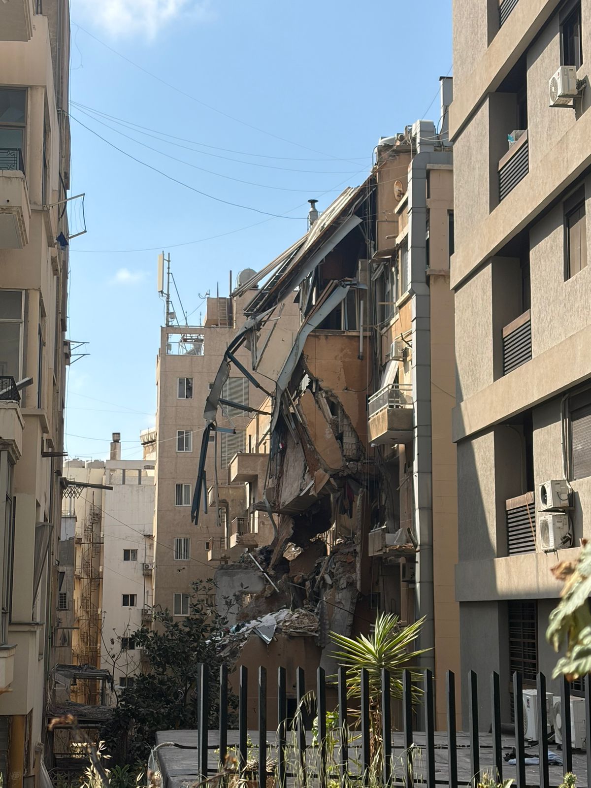 Une autre frappe a visé un immeuble de Manara, à Beyrouth. Photo Tasnim Chabaan