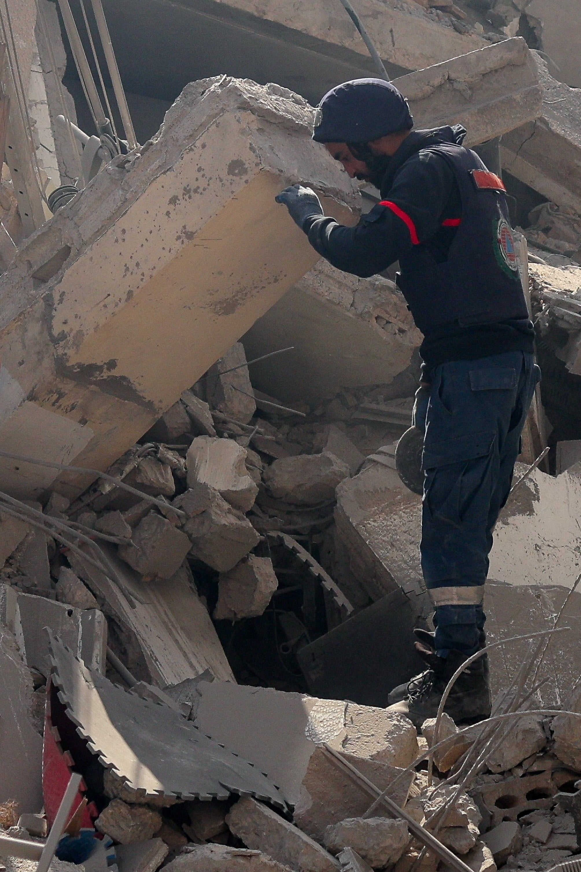 Un secouriste tente de retrouver des victimes, après une frappe à Tyr.  REUTERS/Adnan Abidi