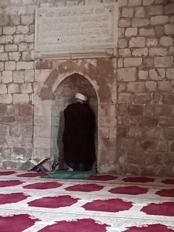 Un cheikh dirige la prière dans une mosquée à Bint Jbeil. Photo fournie par Mohammad Bazzi