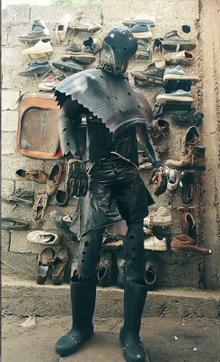  Des bottes de caoutchouc noire agrafées aux déchirures, Kalu s'amuse. Photo tirée du compte instagram @kaluputics