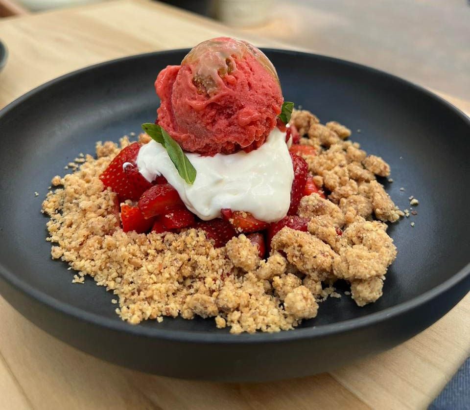 Les fraises, mascarpone et crumble aux amandes d'Andréa Boueiz