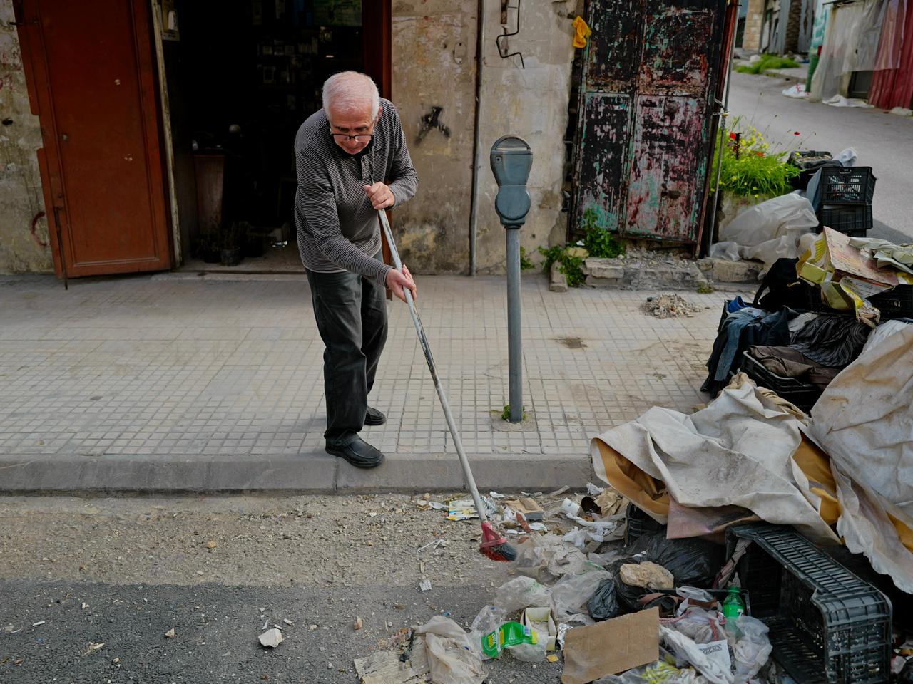 De retour chez eux, les déplacés déblaient les décombres et tentent de rétablir un semblant d'ordre dans leurs commerces ou leurs habitations. Comme ici sur la route de Nabatiyé. Mais tous ne dormiront pas sur place, conscients de la fragilité de la trêve. Matthieu Karam / L'Orient-Le Jour