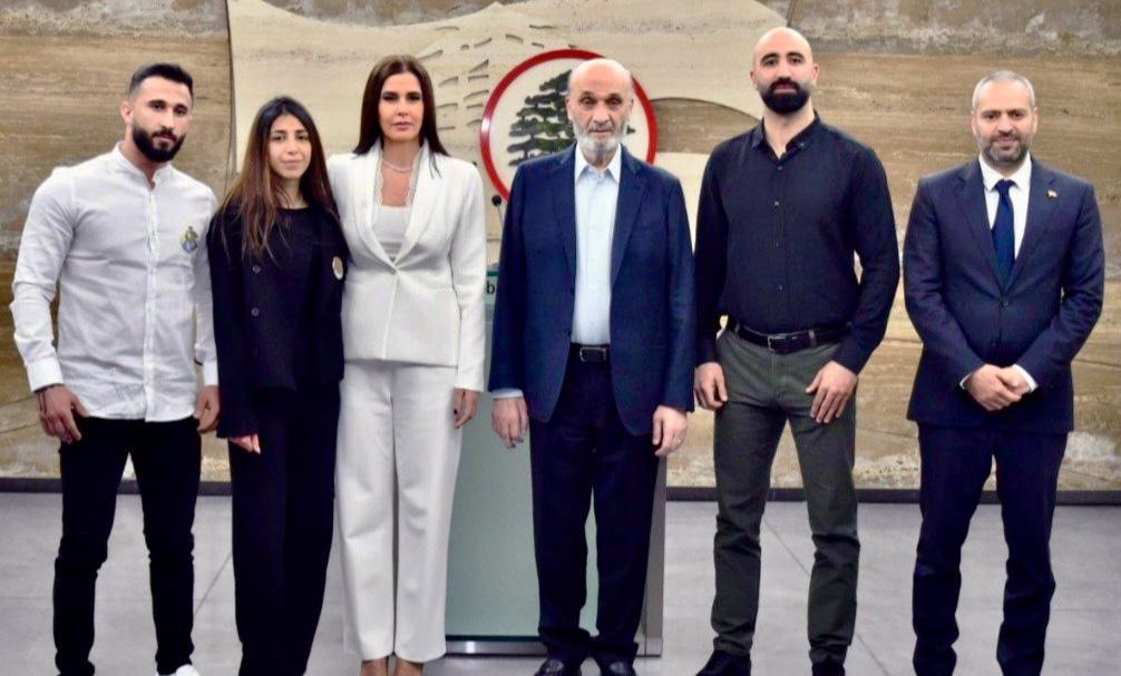 Geagea reçoit les enfants du cadre des Forces libanaises tué à Aïn Saadé par une frappe israélienne