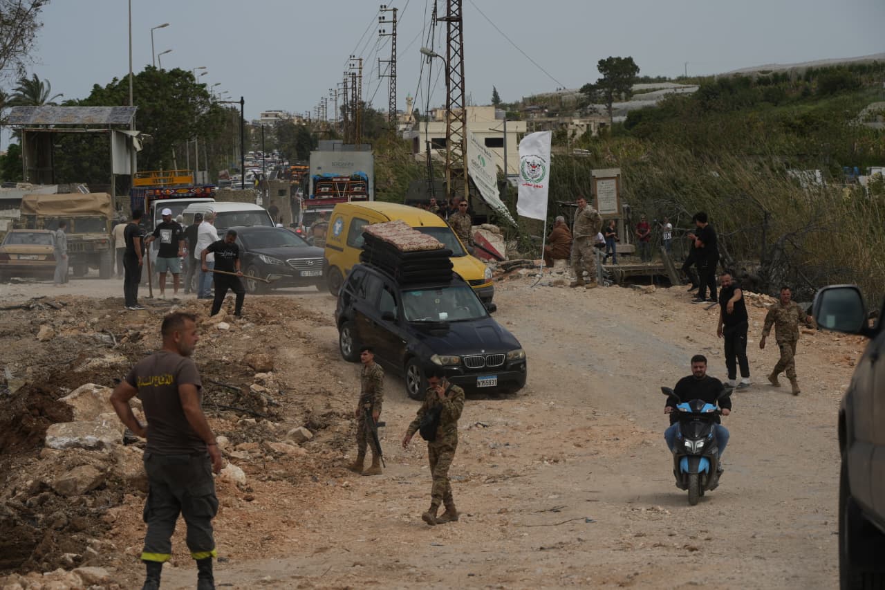 De nombreux véhicules ont par ailleurs franchi le pont de Qasmiyé, sur le Litani. Un pont détruit plusieurs fois par Israël durant cette guerre, et qui était toujours en cours de réouverture par l'armée libanaise vendredi. Mohammad Yassine / L'Orient-Le Jour