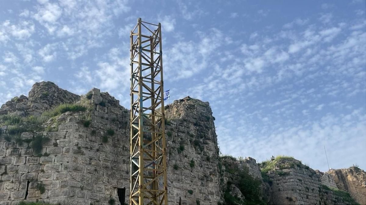 Un drapeau israélien brièvement planté au haut du château de Beaufort, au nord du Litani