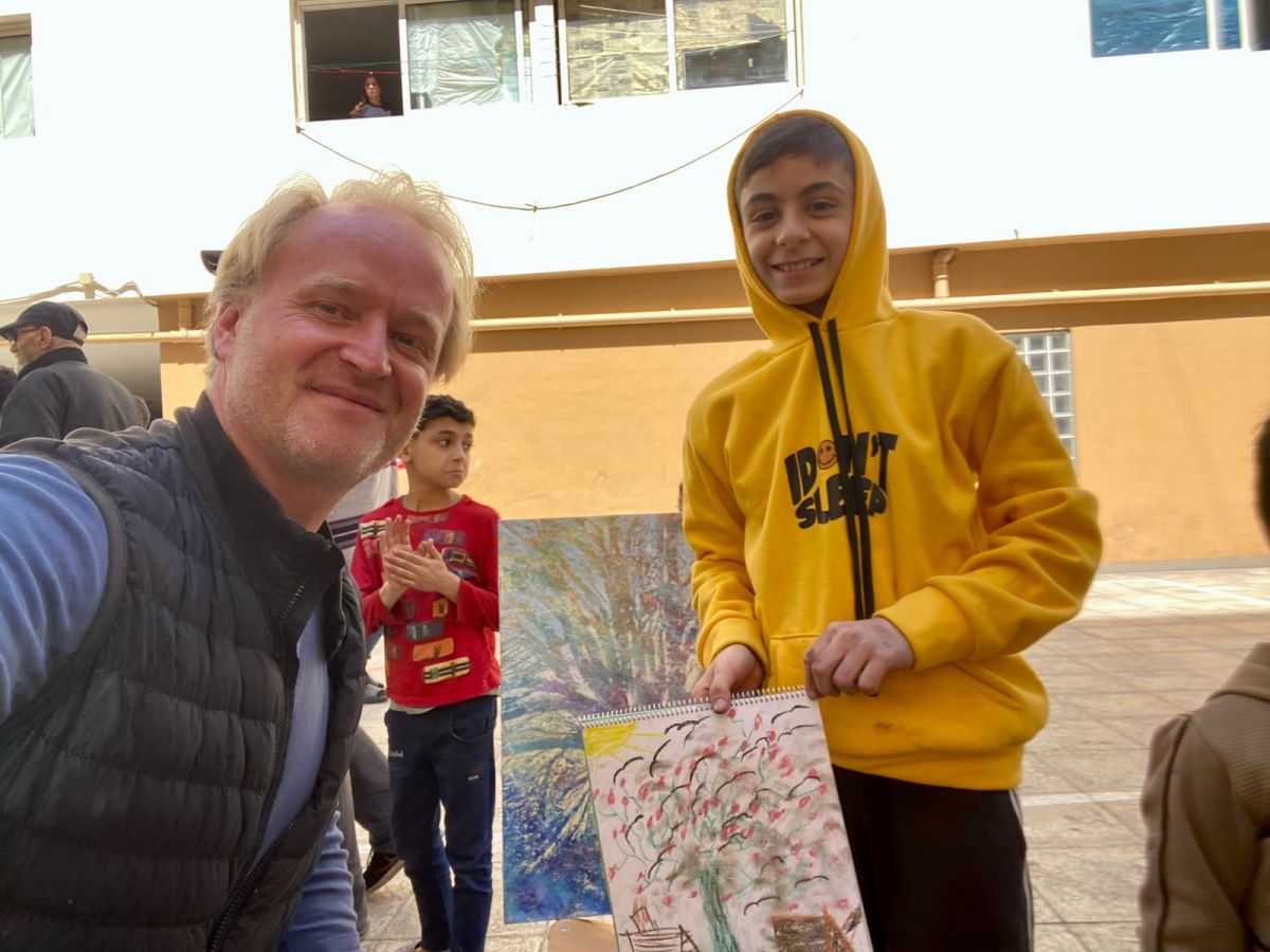 Tom Young, ou l’art comme refuge fragile pour les enfants déplacés