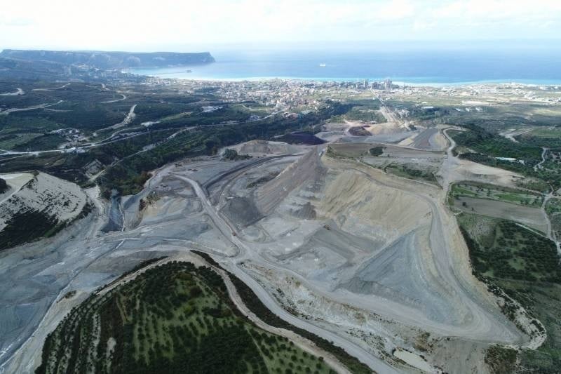 En plein deuil national, le gouvernement adopte une décision sur les carrières des cimenteries et crée la polémique
