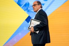 Jihad Azour, directeur du département Moyen-Orient et Asie centrale du FMI et ancien ministre des Finances du Liban, arrive pour prendre la parole dans le cadre des réunions de printemps 2026 du FMI et du Groupe de la Banque mondiale à Washington, le 16 avril 2026. Photo Kent Nishimura / AFP