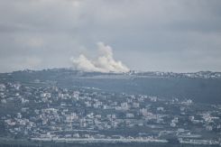 Une photo prise près de Tyr montre de la fumée après une frappe israélienne à Chamaa, le 11 avril 2026. Photo AFP