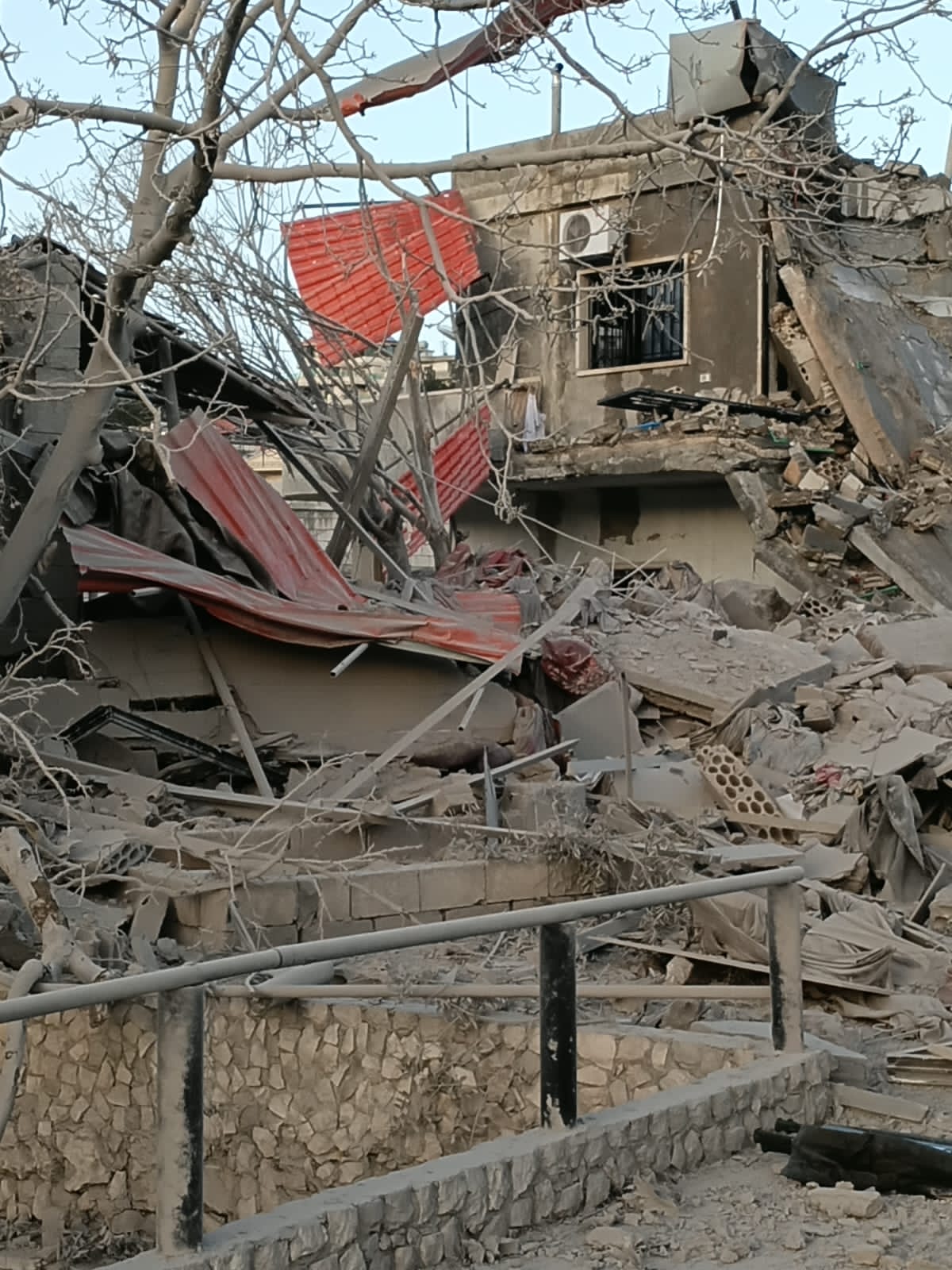 Israël annonce l’encerclement de Bint Jbeil, dégâts au sanctuaire de Chamoun es-Safa et échanges de frappes avec le Hezbollah : le récap de lundi
