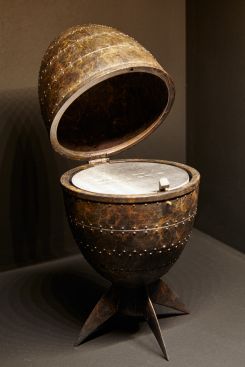 "Archaeology in Absentia", 2016. Bronze, 20 cm. © Larissa Sansour et Søren Lind