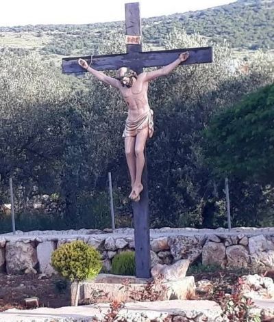 Les Casques bleus italiens remplacent le crucifix profané par des soldats israéliens à Debel, au Liban-Sud 