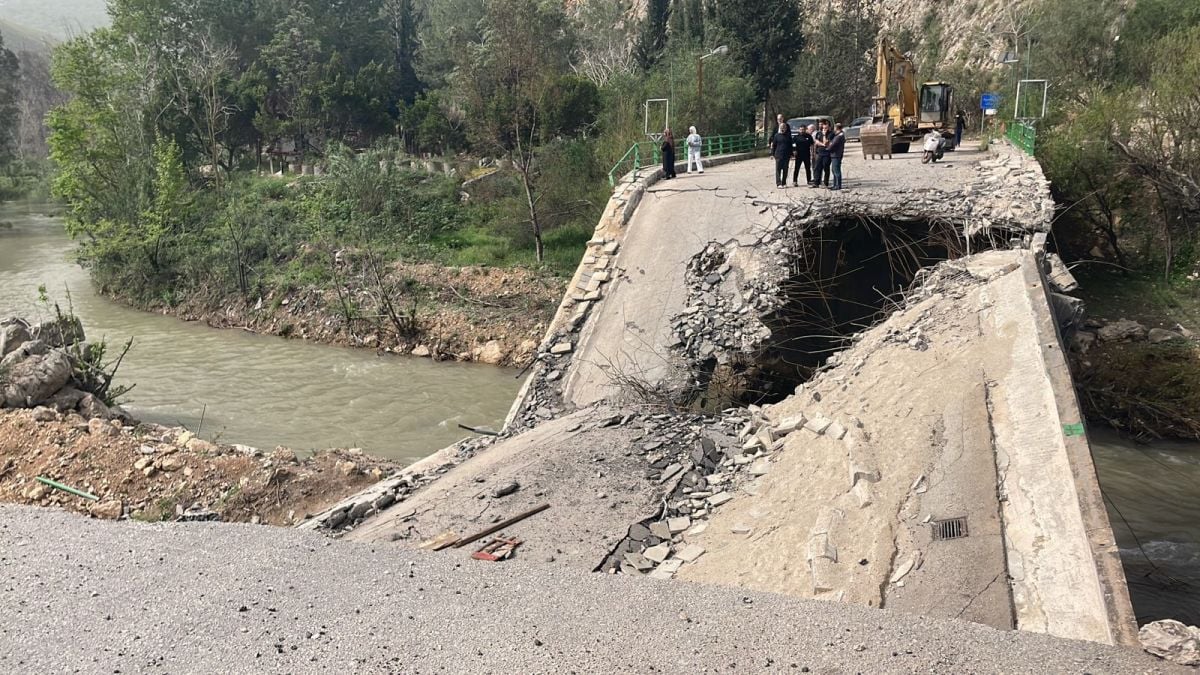 The Litani Authority and the army build a temporary bridge over the river