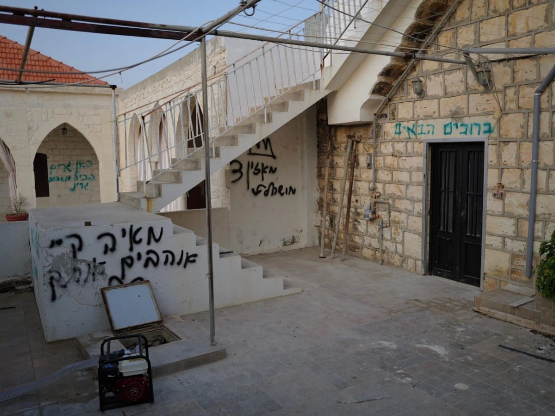 Israeli troops loot homes in occupied southern Lebanese villages