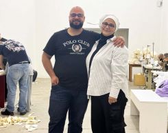 Mokhtar Itani et sa mère qui lui transmet les traditions familiales. Photo Rayanne Tawil/ L'Orient-Le Jour
