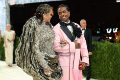 Rihanna au bras du rapper A$Ap Rocky arrive... en retard au Met Gala 2026. Photo Angela Weiss/ AFP