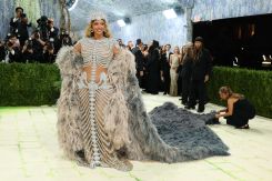 Beyoncé arrivant au Met Gala qui s’est tenu sous le thème de « Costume Art » au Metropolitan Museum of Art à New York. Photo Angela WEISS / AFP
Met Gala 2026